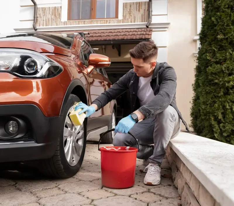 Lavage auto à domicile Ligny-le-Ribault : professionnel intervenant sur un véhicule